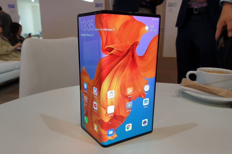 Tampang Huawei Mate X, ponsel layar tekuk pertama milik Huawei