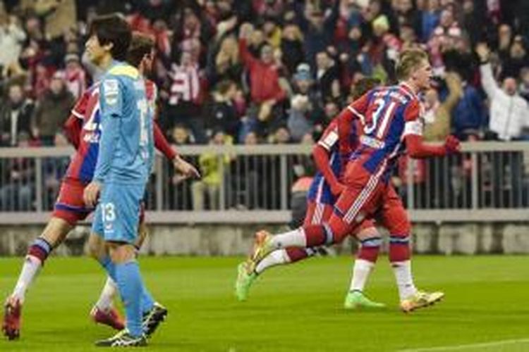 Gelandang Bayern Muenchen, Bastian Schweinsteiger (kanan), merayakan gol ke gawang FC Koeln dalam laga Bundesliga di Allianz Arena, Muenchen, Jumat (27/2/2015).