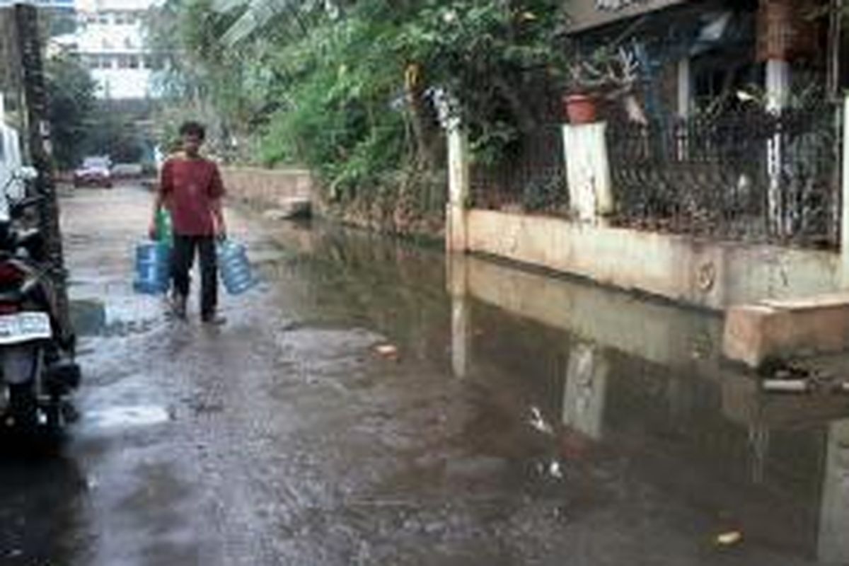 Permukiman warga yang selalu tergenang air saat cuaca cerah bahkan pada musim hujan, ketinggian air bisa mencapai dua meter lebih, di sekitar Kampung Deret Petogogan, Jakarta Selatan.