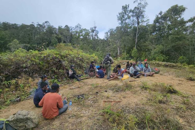 Aparat TNI-Polri saat hendak mengevakuasi 15 pekerja bangunan dari puncak Gunung Wea ke Mimika, Nduga, papua Pegunungan, Rabu (8/2/2023)