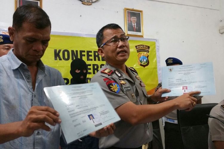 Direktur Ditpolairud Polda Kepri Kombes Teddy JS Marbun didampingi anggotanya dan humas Polda Kepri menunjukan sertifikat palsu yang berhasil diungkap patroli laut Ditpolairud Polda Kepri 