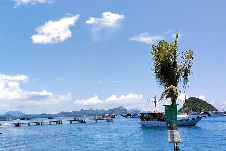 Labuan Bajo sidah ditetapkan menjadi wisata super premium di Indonesia. Kini Pariwisatanya sudah menggeliat selama pandemi Covid19 dua tahun ini, Selasa, (15/3/2022). (KOMPAS.com/MARKUS MAKUR)