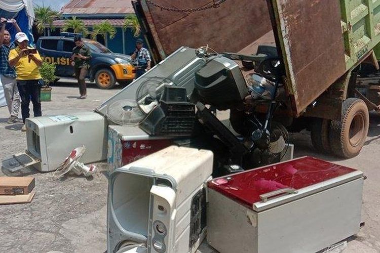 Warga tiga kecamatan di Kabupaten OKU, Sumatera Selatan membawa satu truk barang elektronik rusak ke kantor PLN ULP Baturaja, Kamis (18/4/2024). 
