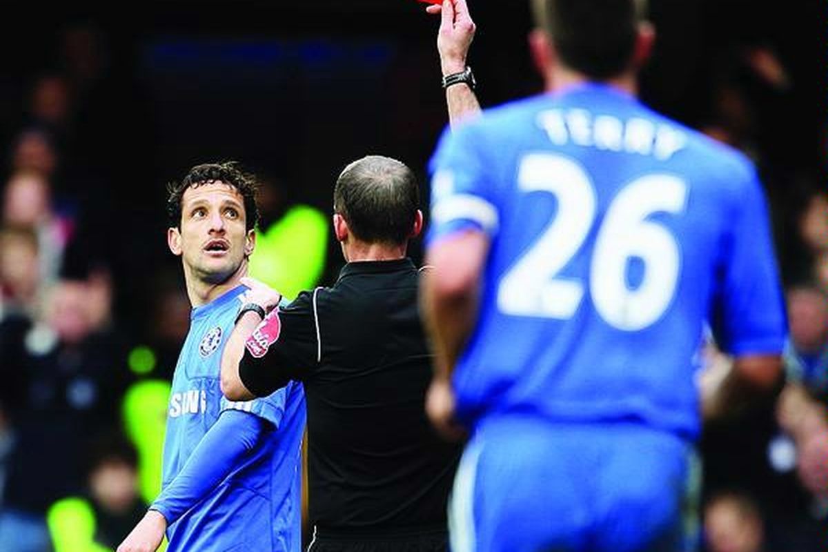 Pemain bertahan Chelsea, Juliano Belletti, hanya bisa melihat kartu merah dikeluarkan wasit Mike Dean pada pertandingan Liga Primer antara Chelsea dan Manchester City di Stamford Bridge, Sabtu (27/2) di London. Inggris.