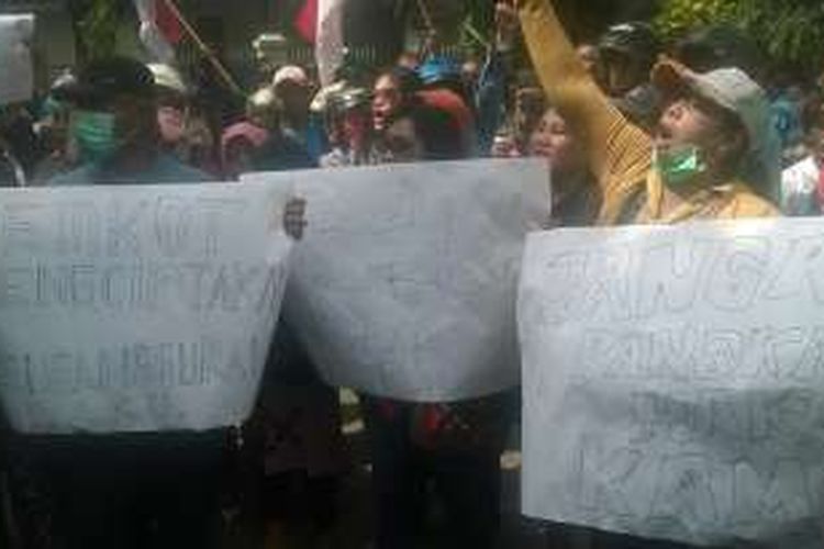 Warga eks lokalisasi Semampir Kota Kediri Jawa Timur saat berunjuk rasa di Balai Kota Kediri menentang penggusuran, Senin (21/11/2016). (Kompas.com/ M.Agus Fauzul Hakim).