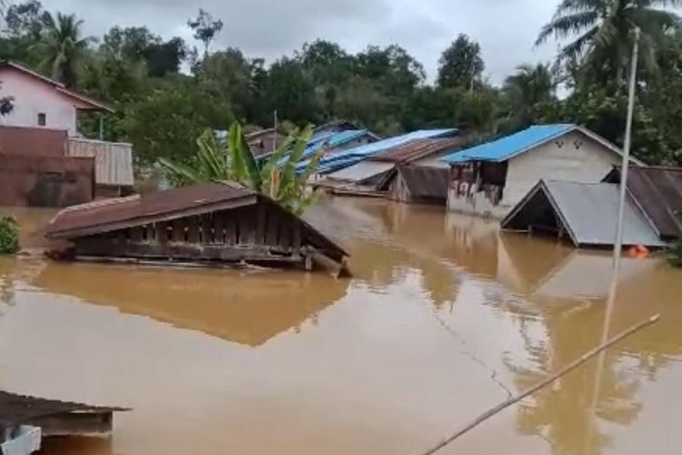 Sebanyak 37 desa di lima kecamatan Kabupaten Landak, Kalimantan Barat (Kalbar) terendam banjir, hingga Jumat (24/5/2024). Ketua Satuan Tugas Informasi di Badan Penanggulangan Bencana Daerah (BPBD) Kalbar Daniel mengatakan, dampak banjir terserbut sedikitnya 3.421 atau 875 kepala keluarga (KK) mengungsi. 