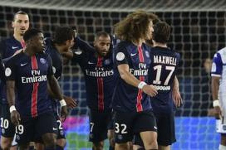 Para pemain Paris Saint-Germain merayakan gol Thiago Silva ke gawang Bastia pada lanjutan Ligue 1 di Stadion Parc des Princes, Jumat (8/1/2016).