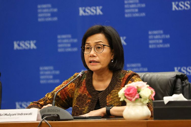 Ketua Komite Stabilitas Sistem Keuangan (KSSK) Sri Mulyani Indrawati menggelar jumpa pers di Kementerian Keuangan Republik Indonesia, Senin (1/8/2022). Stabilitas sistem keuangan pada kuartal II-2022 berada dalam kondisi yang terjaga meski di tengah tekanan global.