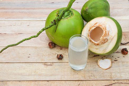 7 Kelompok Orang yang Tidak Boleh Minum Air Kelapa, Siapa Saja Mereka?