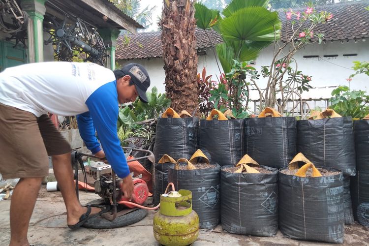 M Nur Hayyin, petani Dusun Karetan Desa Grenden Kecamatan Puger Kabupaten Jember menunjukkan mesin pompa air dengan bahan bakar gas lpg 3 kg 