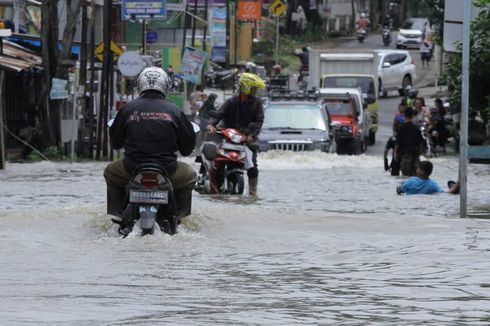 Terobos Banjir, Pengendara Motor di Bogor Terseret Air dan Hilang di Gorong-gorong