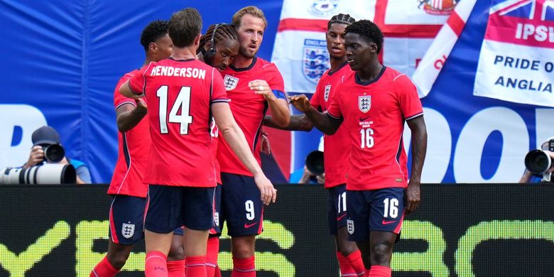 TAMPA, FLORIDA - 6 Juni 2026: Harry Kane #9 dari Inggris merayakan gol pertama timnya bersama rekan-rekan setimnya selama pertandingan persahabatan internasional antara Inggris dan Selandia Baru di Stadion Raymond James di Tampa, Florida. Rich Storry/Getty Images/AFP (Foto oleh Rich Storry / GETTY IMAGES NORTH AMERICA / Getty Images via AFP)