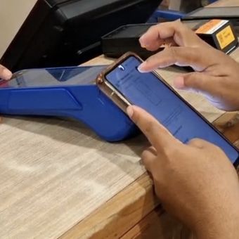 Kemudahan transaksi bagi para pengunjung pusat perbelanjaan di Samarinda kembali meningkat. Salah satu mal di Jalan Pulau Irian kini mulai menerapkan sistem pembayaran QRIS Tap (tanpa scan QR). Selasa (25/11/2025).