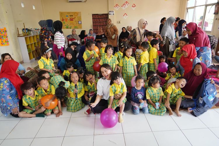 Wakil Ketua Dewan Perwakilan Rakyat Daerah (DPRD) Daerah Khusus Ibu Kota (DKI) Jakarta Zita Anjani membagikan brownies rendah gula hasil lomba Masak Kue Brownies Sehat kepada anak-anak di dua PAUD di wilayah Malaka Jaya, Jakarta Timur (Jaktim), Senin (12/8/2024).