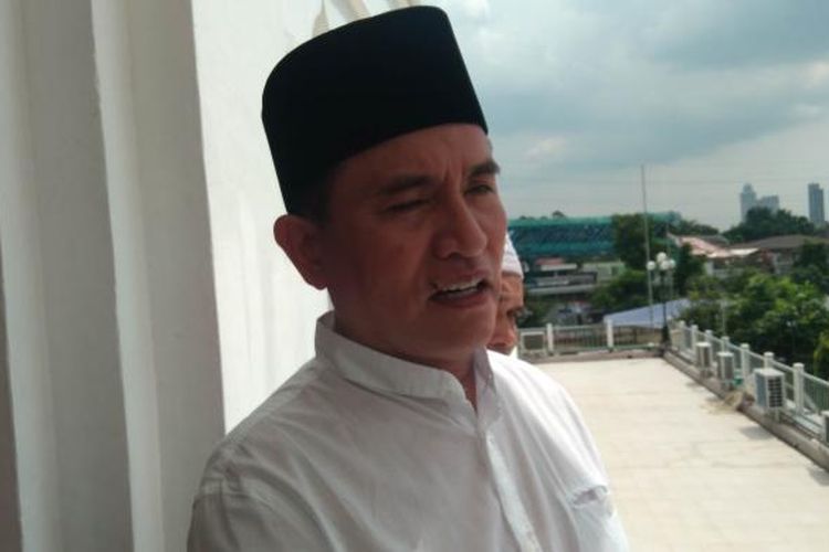 Yusril Ihza Mahendra usai memberikan khotbah Jumat di Masjid Agung Al-Azhar, Kebayoran Baru, Jakarta Selatan, Jumat (17/6/2016).