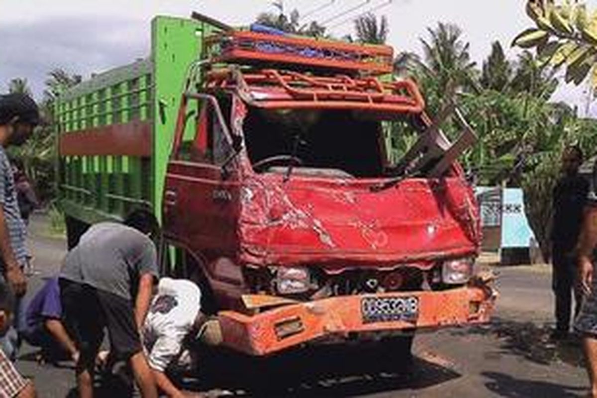 Truk dievakuasi setelah menabrak rumah dan dua pengendara di Kabupaten Bone, Sulawesi Selatan, Minggu (02/12/2012).