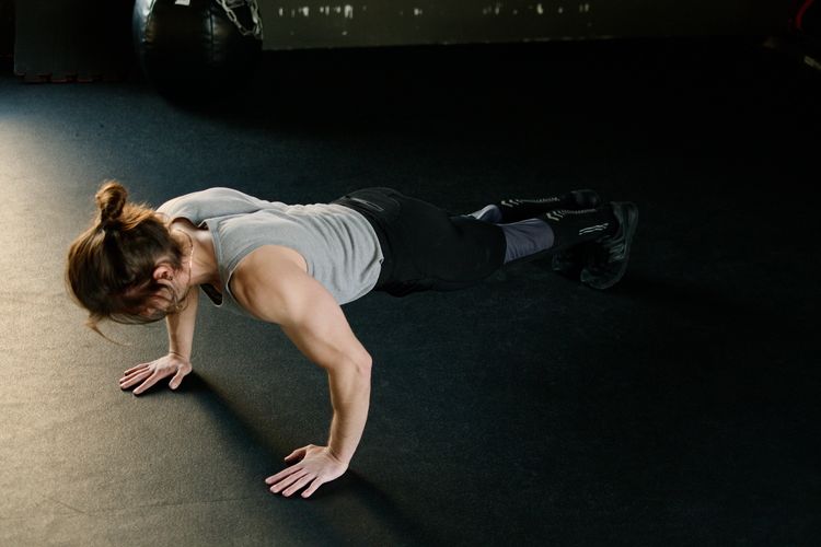 Push up adalah salah satu contoh latihan kebugaran jasmani.