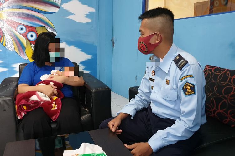 NM (25) dan bayi perempuannya yang masih berusia 3 minggu, NM terjerat kasus narkoba sehingga divonis 6,6 tahun penjara, ia melahirkan saat berada dalam tahanan dan membesarkan bayinya di dalam penjara (Hendra)