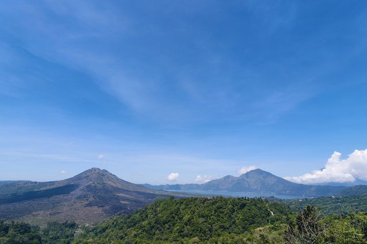 Kintamani, kawasan yang berada di Kabupaten Bangli, Bali ini menawarkan udara pegunungan yang sejuk, berpadu dengan pemandangan Gunung Batur yang gagah dan Danau Batur yang menenangkan.