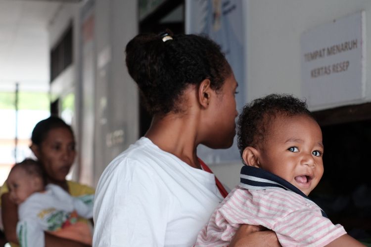 Seorang anak di sebuah layanan kesehatan. Pemerintah melalui APBN 2024 mengeluarkan kebijakan untuk mendukung kesehatan anak-anak dan difokuskan untuk meningkatkan pelayanan kesehatan anak dengan mencakup berbagai program proaktif. 
