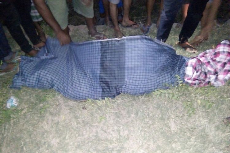 Jasad Rami (24) ditemukan warga di pinggir jalan Desa Tanrara, Kecamatan Bontonompo, Kabupaten Gowa, Sulawesi Selatan. Rabu, (20/9/2017).