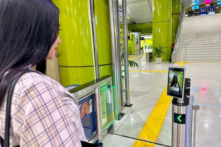 Face recognition untuk boarding kereta api di stasiun.