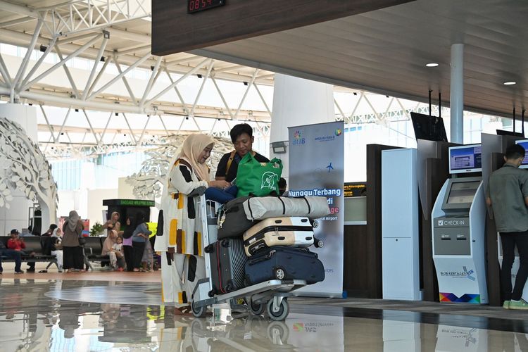 Penumpang menggunakan layanan penerbangan di Bandara Kertajati yang resmi beroperasi penuh dan menggantikan Bandara Husein Sastranegara pada Minggu (28/10/2023).