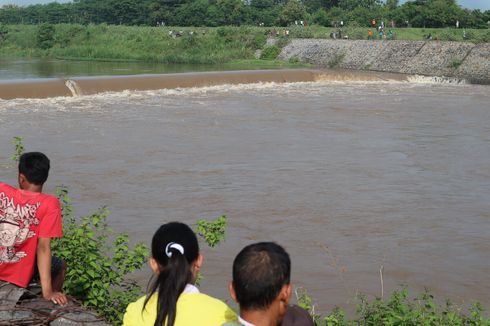 Perahu Terbalik di Sungai Brantas, 4 Orang Hilang