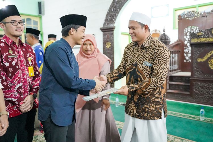 Wakil Menteri (Wamen) Agraria dan Tata Ruang/Badan Pertanahan Nasional (ATR/BPN), Raja Juli Antoni menyerahkan sertifikat tanah wakaf di Masjid Nurul Hidayah, Telukagung, Indramayu, Jawa Barat, Jumat (20/10/2023). 