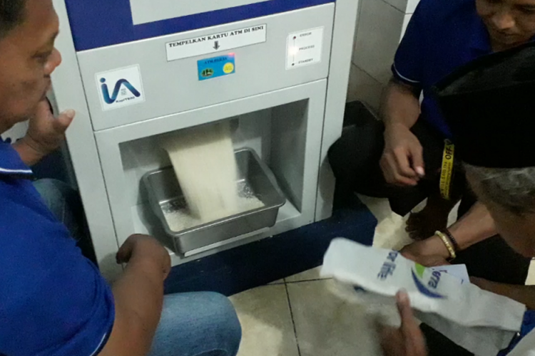Warga memanfaatlan ATM Beras di Masjid Jami Raudlatul Jannah, Tanjung Priok, Rabu (27/2/2019).