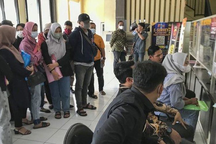 
Belasan korban melapor terkait investasi bodong ke SPKT Polres Tasikmalaya, Senin (14/11/2022). 