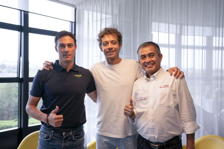 Pertamina melalui Pertamina Enduro akan menjadi title sponsor atau sponsor utama tim MotoGP Valentino Rossi mulai Januari 2024. Di foto ini adalah Valentino Rossi bersama Presiden Direktur PT Pertamina Lubricants, Werry Prayogi.