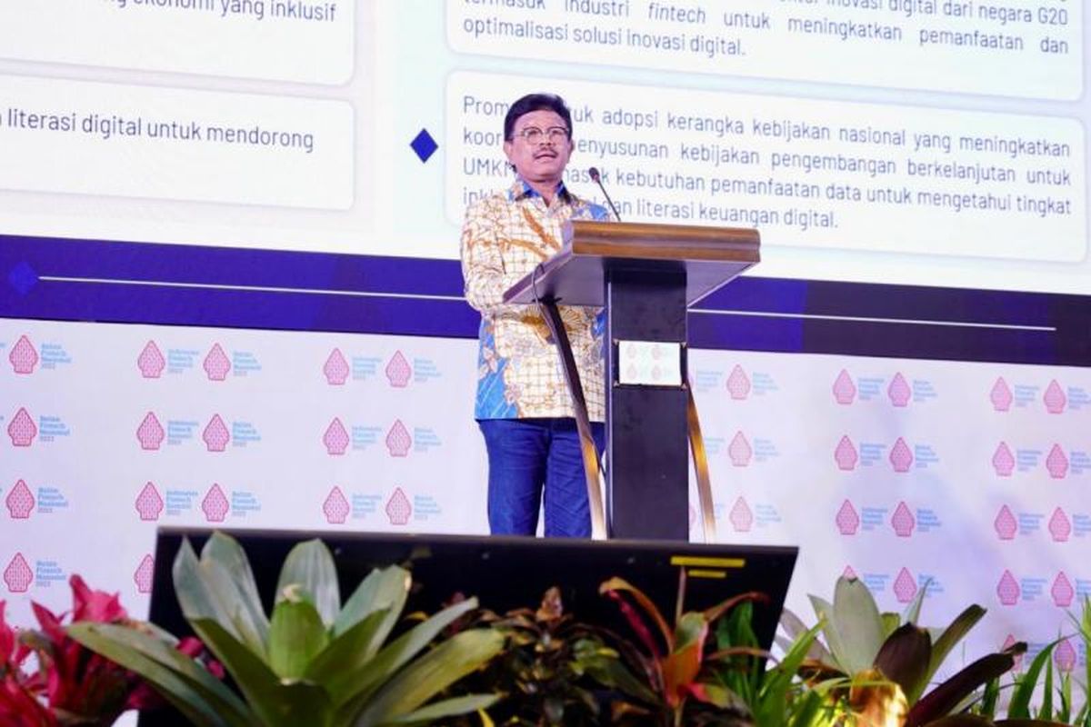 Menteri Komunikasi dan Informatika (Menkominfo) Johnny G Plate saat mewakili Wakil Presiden Republik Indonesia (RI) KH Ma?ruf Amin dalam Closing Ceremony 4th Indonesia Fintech Summit and Bulan Fintech Nasional 2022 di Yogyakarta, Senin (12/12/2022). 