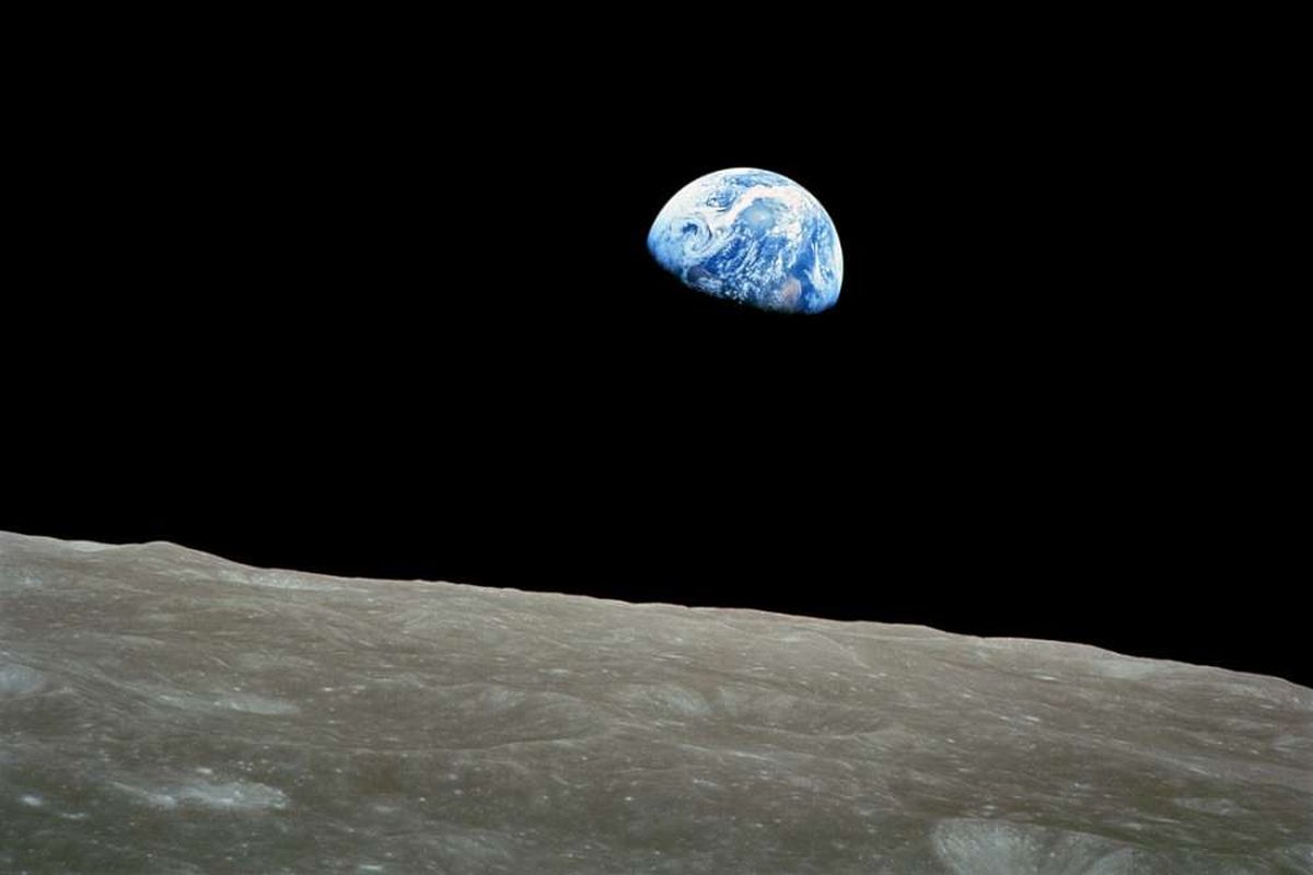 Pemandangan Bumi yang difoto dari permukaan Bulan dalam misi Apollo 8, 1968