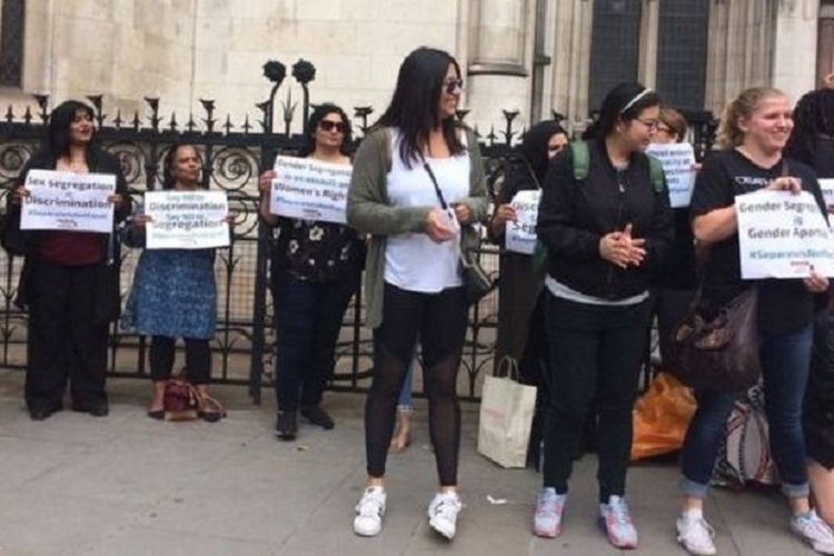 Sejumlah orang menggelar aksi protes di luar Pengadilan Banding di London menentang pemisahan murid laki-laki perempuan.