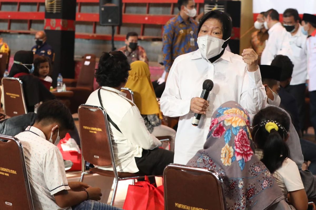 Menteri Sosial Tri Rismaharini saat menyalurkan bantuan Asistensi Rehabilitasi Sosial (Atensi) di Gedung Olahraga Sasana Krida Bahurekso, Kendal, Jawa Tengah, Kamis (23/09/2021).
