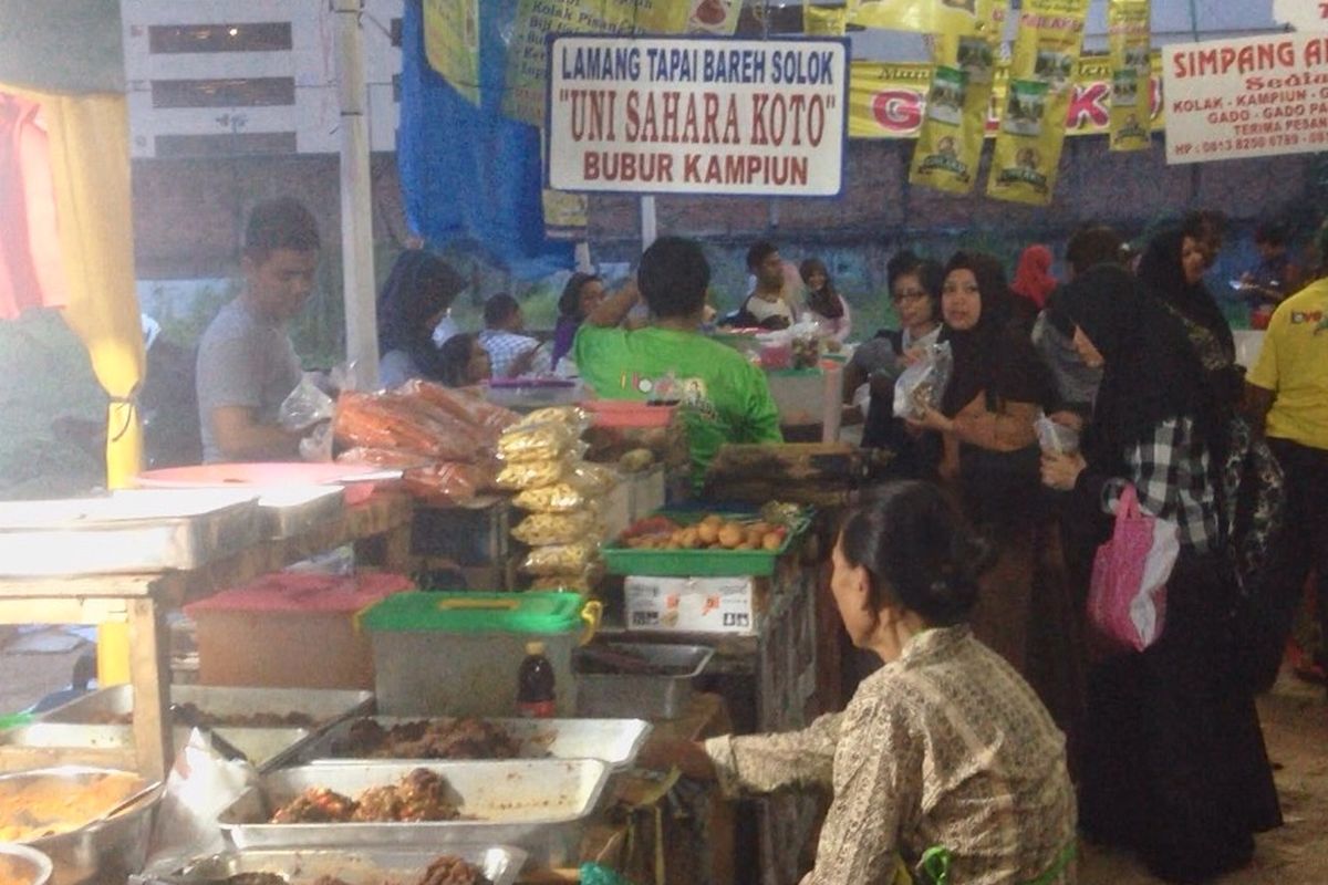 Para pedagang takjil berjualan di atas lahan kosong di sebelah tempat penampungan sementara Pasar Bendungan Hilir (Benhil), Rabu (31/5/2017).