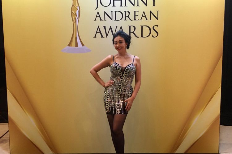 Penampilan unik Asri Welas dalam ajang Johnny Andrean Awards 2025, di Tangerang, Rabu (24/9/2025).