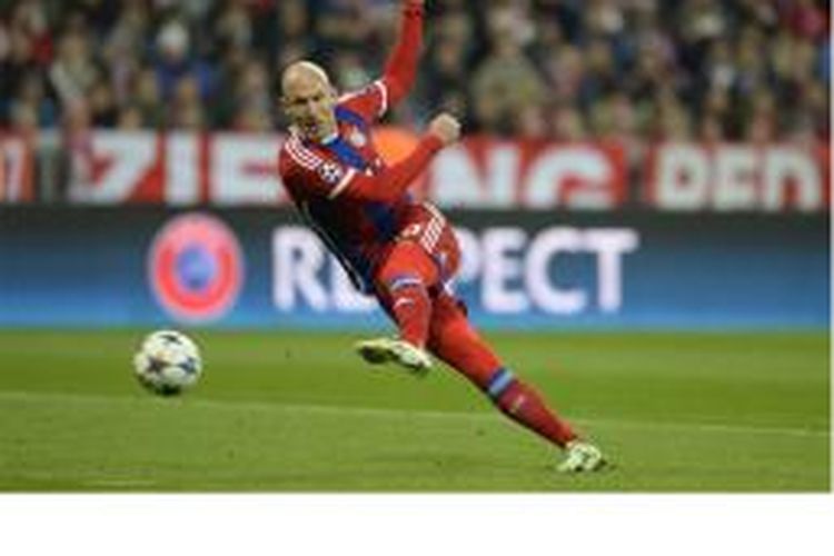 Gelandang Bayern Muenchen, Arjen Robben, melepaskan tedangan saat melawan Shaktar Donetsk dalam laga leg kedua babak 16 besar Liga Champions di Allianz Arena, Rabu (11/3/2015).