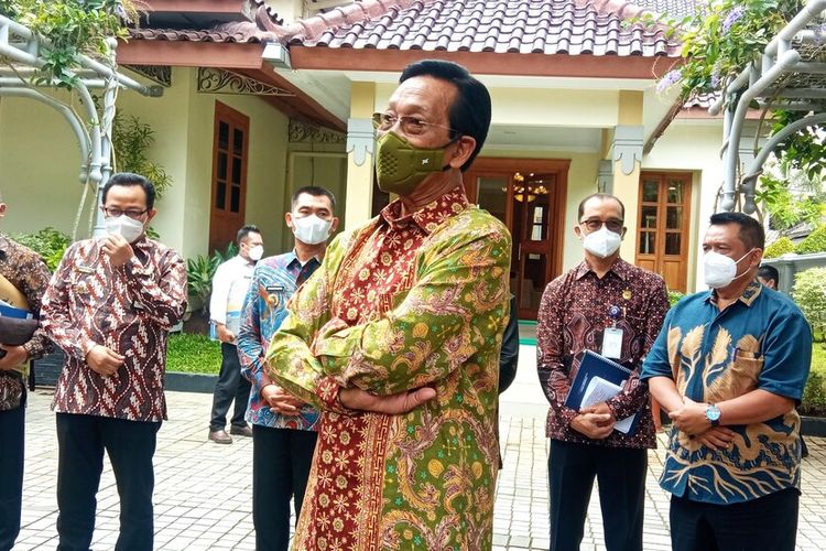 Gubernur DIY Sri Sultan Hamengku Buwono X setelah rapat dengan bupati dan walikota di Gedhong Pracimosono, Kompleks Kepatihan, Kota Yogyakarta, Rabu (27/10/2021)