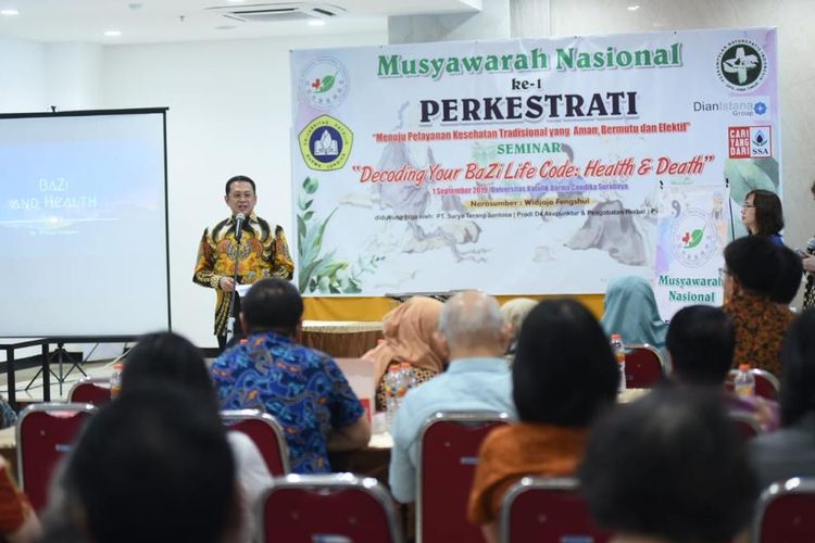 Ketua DPR RI Bambang Soesatyo saat membuka Musyawarah Nasional ke-1 Perkumpulan Kesehatan Tradisional Tiongkok Indonesia (PERKESTRATI) di Surabaya, Jawa Timur, Minggu (1/9/19).