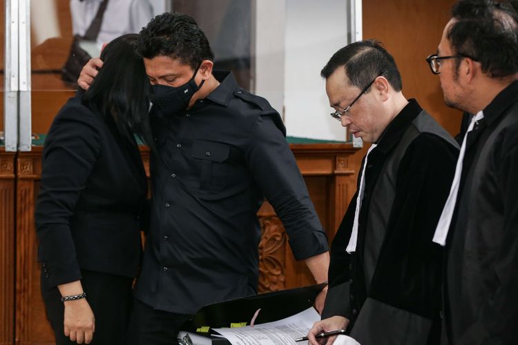 Terdakwa kasus pembunuhan berencana Nofriansyah Yosua Hutabarat (Brigadir J), Ferdy Sambo memeluk Putri Candrawathi saat menjalani sidang di Pengadilan Negeri Jakarta Selatan, Selasa (1/11/2022). Agenda persidangan pemeriksaan saksi-saksi.