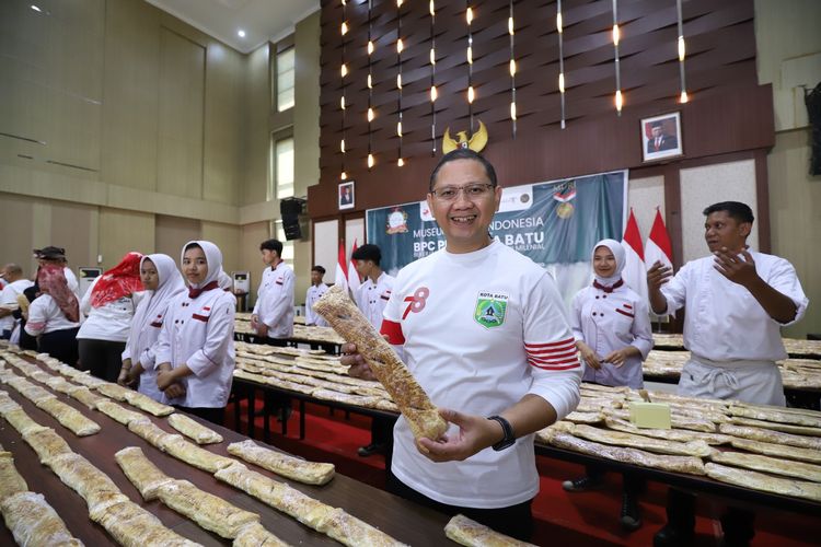 Pemkot Batu bersama Perhimpunan Hotel dan Restoran Indonesia (PHRI) Kota Batu baru saja memecahkan rekor membentangkan jajanan khas Malang yakni apel strudel dengan panjang 780 meter.