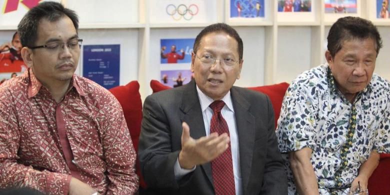 Anggota Exco PSSI, Sihar Sitorus (kiri), Sekjen PSSI Halim Mahfudz (tengah), dan penanggung jawab timnas, Bob Hippy, memberikan keterangan seusai bertemu dengan pejabat sementara Ketua Konfederasi Sepak bola Asia (AFC), Zhang Jilong, di Jakarta, Kamis (10/1/2013). Kedatangan delegasi AFC tersebut untuk menindaklanjuti upaya penyelesaian konflik PSSI dan KPSI.