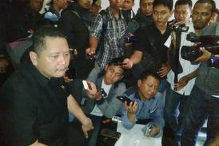 Calon wakil walikota Surabaya pendamping Risma, Wisnu Sakti Buana (kiri)