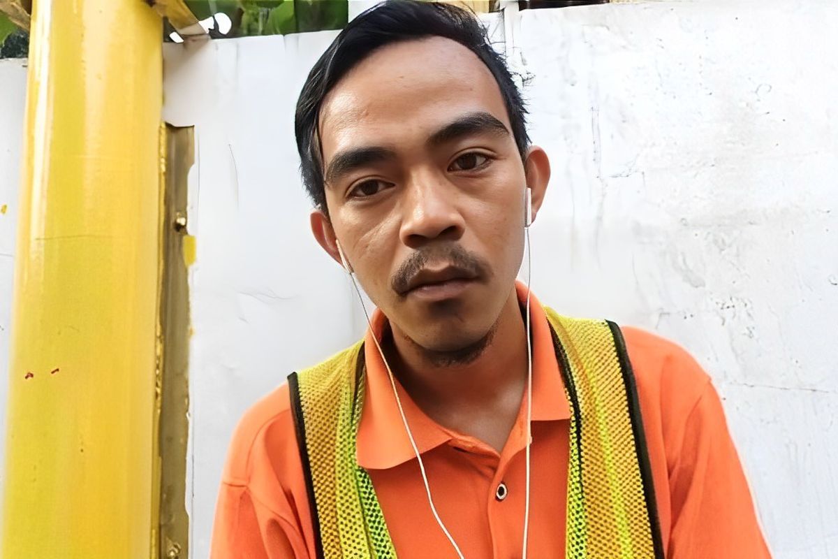 Seorang juru parkir minimarket bernama Elang (26) saat ditemui Kompas.com di Alfamart Rawajati, Rawajati, Pancoran, Jakarta Selatan, Senin (13/5/2024). 