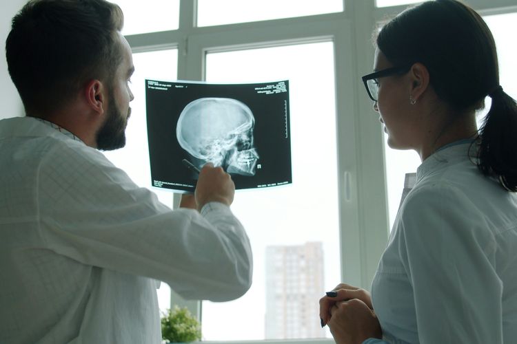 Benarkah Mulut Mencong Pasti Stroke? Ketahui Gejala yang Harus Diwaspadai