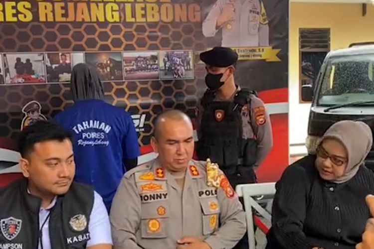 Kapolres Rejang Lebong, AKBP. Tonny Kurniawan (Tengah) saat memberi keterangan pers kasus arisan bodong, Rabu (6/7/2022) di Mapolres, Kabupaten Rejang Lebong, Provinsi Bengkulu