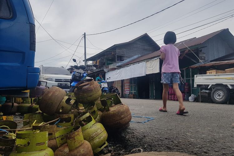 Tumpukan tong LPG melon, saat ini terjadi kelangkaan gas 3 kg dan terjadi permainan harga di tingkat pengecer mencapai Rp.70.000 per tabung