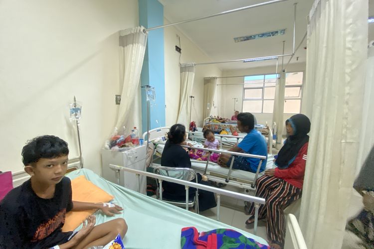Kondisi korban yang diduga akibat keracunan makanan di Desa Sekarwangi, Kecamatan Cibadak, Kabupaten Sukabumi. Rabu (5/6/2024)